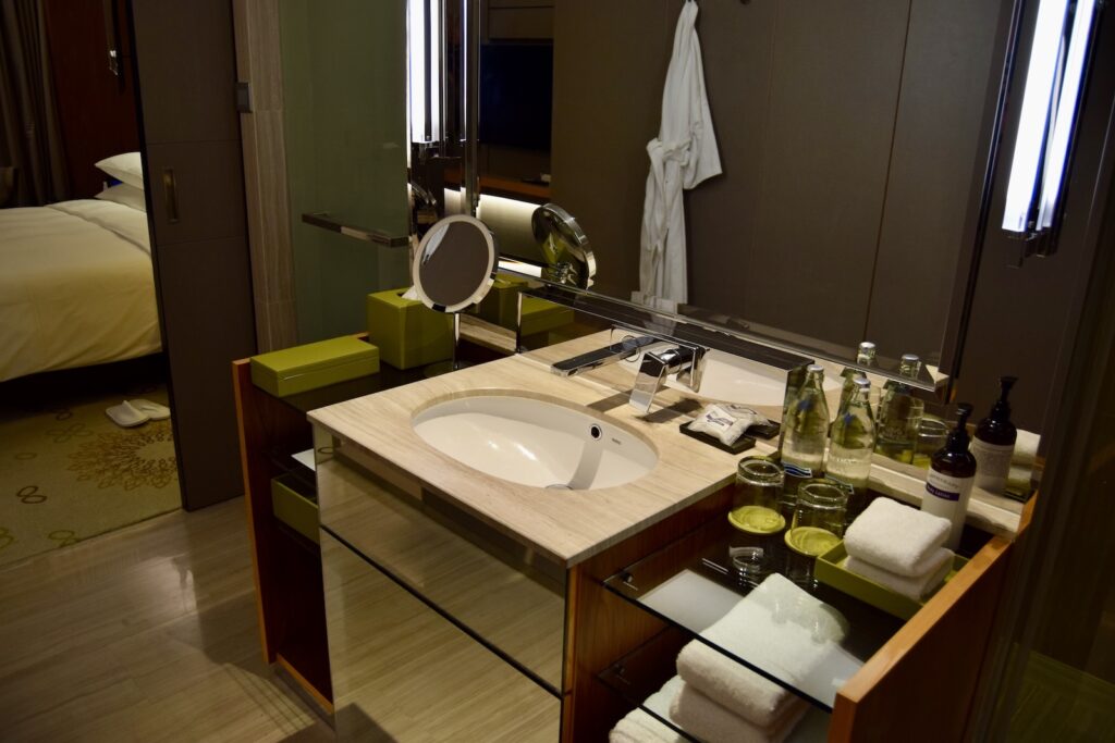 Im Haus, Installationszubehör, Wand, Hahn, Badezimmerzubehör, Inneneinrichtung, Zimmer, Arbeitsfläche, Wasserleitung, Möbel, Waschbecken, Dusche, Hotel, Badewanne, Badezimmerschrank, Kachel, Bett, Haus, Badezimmer, Schublade, Mobiliar, Spiegel, Boden, Fenster, Unterkunft