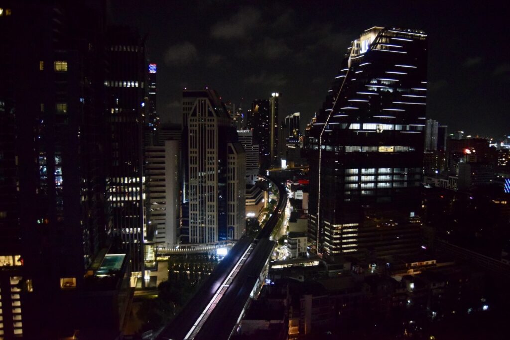 Metropolregion, Gebäude, Metropole, Stadtgebiet, Stadtlandschaft, Hochhaus, draußen, Himmel, Stadtzentrum, Skyline, Turm, Nacht, Gewerbegebäude, Mischnutzung, Wohnungseigentum, Elektrik, Stadt, Licht, Wolkenkratzer, Straße
