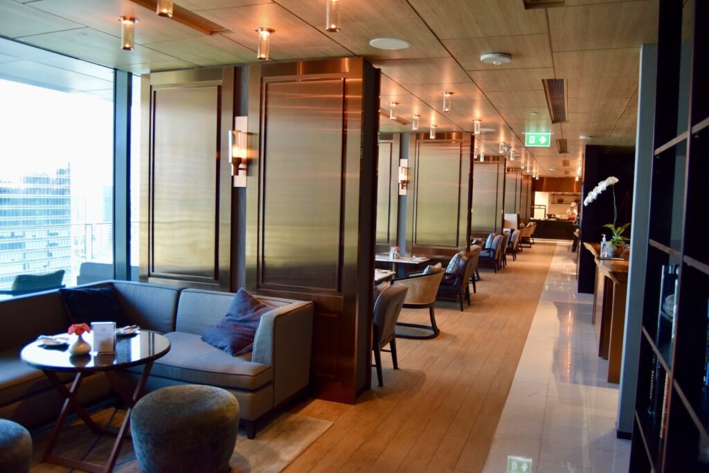 Mobiliar, Im Haus, Inneneinrichtung, Tisch, Boden, Decke, Couch, Kaffeetisch, Wand, Studiocouch, Fenster, Bettsofa, Fußboden, Armlehne, Warteraum, Hotel, Wohnzimmer, Zimmer, Stuhl