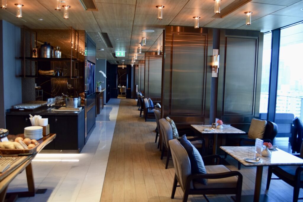 Mobiliar, Im Haus, Esstisch, Decke, Kaffeetisch, Inneneinrichtung, Wand, Tisch, Boden, Kantine, Diner, Zimmer, Arbeitsfläche, Restaurant, Fenster, Hotel, Essen, Stuhl, Küche, Café