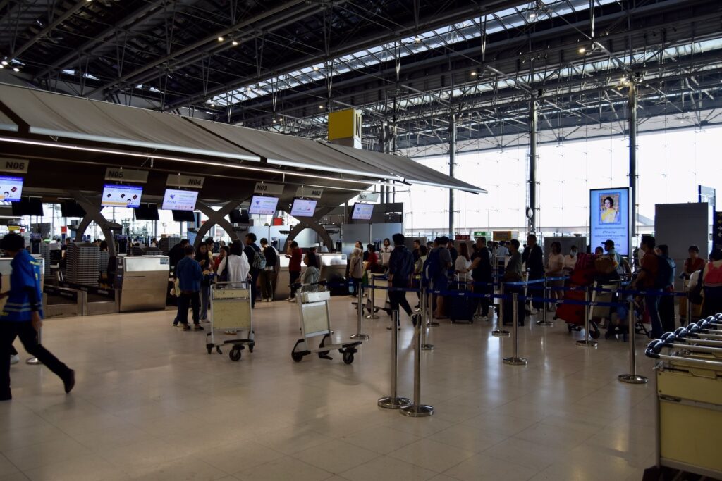 Schuhwerk, Decke, Im Haus, Menschen, Kleidung, Person, Flughafen, Gebäude, Flughafenterminal, Check-In, Halle, Boden, stehend, Gepäckabholung, Gelände