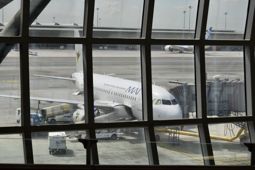 Platane Flugzeug Hobel, Verkehrsflugzeug, Airline, Fahrzeug, Flugreise, Flughafen, Transport, Flugzeugtriebwerk, Flugzeug, Fenster, draußen, Düsentriebwerk, Schmalrumpfflugzeug, Luftfahrttechnik, Düsenflugzeug, Flugplatzvorfeld, Runway, Gelände, Tor, Groß, Im Haus, halten, airbus, Asphalt, Luftfahrt