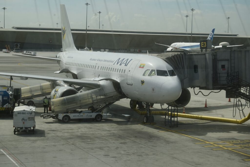 Platane Flugzeug Hobel, Fahrzeug, Flugzeug, draußen, Flughafen, Verkehrsflugzeug, Transport, Flugreise, Airline, Gelände, Flugplatzvorfeld, Flugzeugtriebwerk, Runway, Himmel, airbus, Düsentriebwerk, Dienstleistung, Schmalrumpfflugzeug, Düsenflugzeug, Luftfahrt, Luftfahrttechnik, Fluggastbrücke, Rad, Asphalt, Landeklappe, halten, Luftfahrthersteller, Jet, Sitzen, Groß, Tor