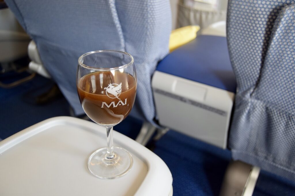 Geschirr, Drink, Trinkgefäß, Stielglas, Weinglas, Barzubehör, Im Haus, Behälter, Person, Glas