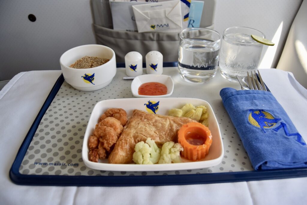 Essen, Mahlzeit, Geschirr, Teller, Snack, Tisch, Platte, Kochkunst, Frühstück, Mittagessen, Brunch, Im Haus, Drink, Schüssel, Fastfood, Gabel, Küchenutensil, Abendessen, Tee, Serviergeschirr, Blau, Tasse, Tablett