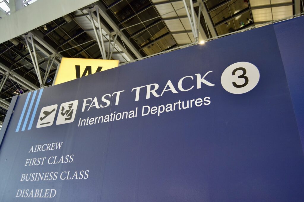 Text, Screenshot, Gebäude, Marke, Werbung, Schrift, Im Haus, Schild