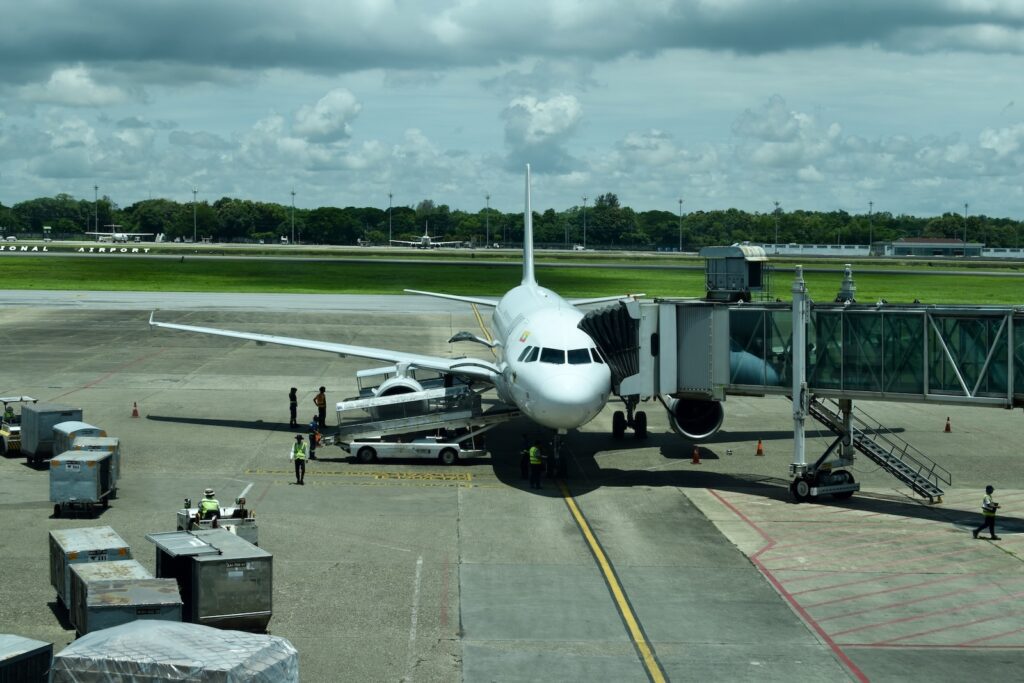 draußen, Platane Flugzeug Hobel, Himmel, Flugzeug, Fahrzeug, Transport, Wolke, Verkehrsflugzeug, Flugreise, Flughafen, Runway, Airline, Flugzeugtriebwerk, Flugplatzvorfeld, Düsentriebwerk, Rad, Gelände, Luftfahrt, Düsenflugzeug, Fluggastbrücke, Schmalrumpfflugzeug, Straße, Dienstleistung, Luftfahrttechnik, Asphalt, Landeklappe, Luftfahrthersteller, halten, Gras, Tor, Sitzen