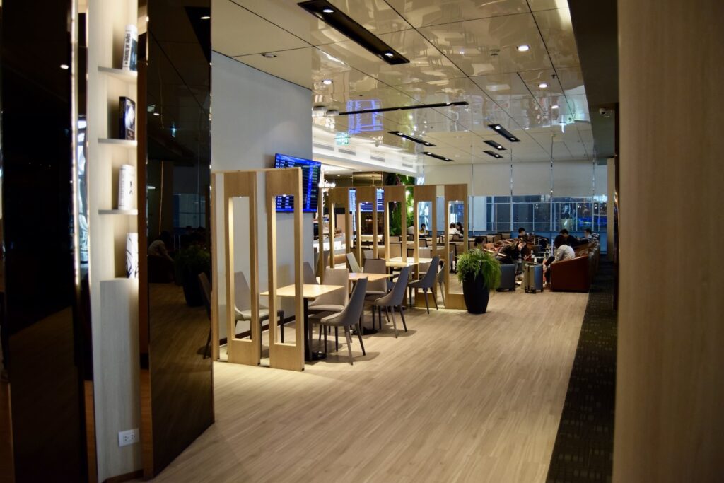 Decke, Im Haus, Mobiliar, Empfangshalle, Boden, Inneneinrichtung, Stuhl, Tisch, Einkaufszentrum