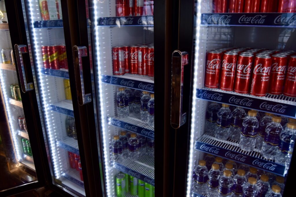 Softdrink, Flasche, Im Haus, Regal, Text, Kühlschrank, Drink