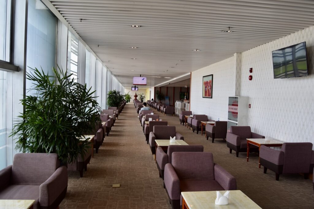 Mobiliar, Decke, Zimmerpflanze, Gebäude, Kaffeetisch, Inneneinrichtung, Im Haus, Boden, Blumentopf, Zimmer, Tisch, Wand, Pflanze, Stuhl, Hotel