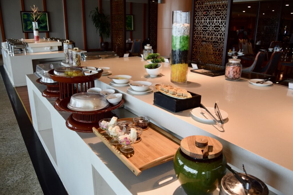 Geschirr, Im Haus, Flasche, Restaurant, Wand, Drink, Tischtuch, Vase, Essen, Tisch, Buffet