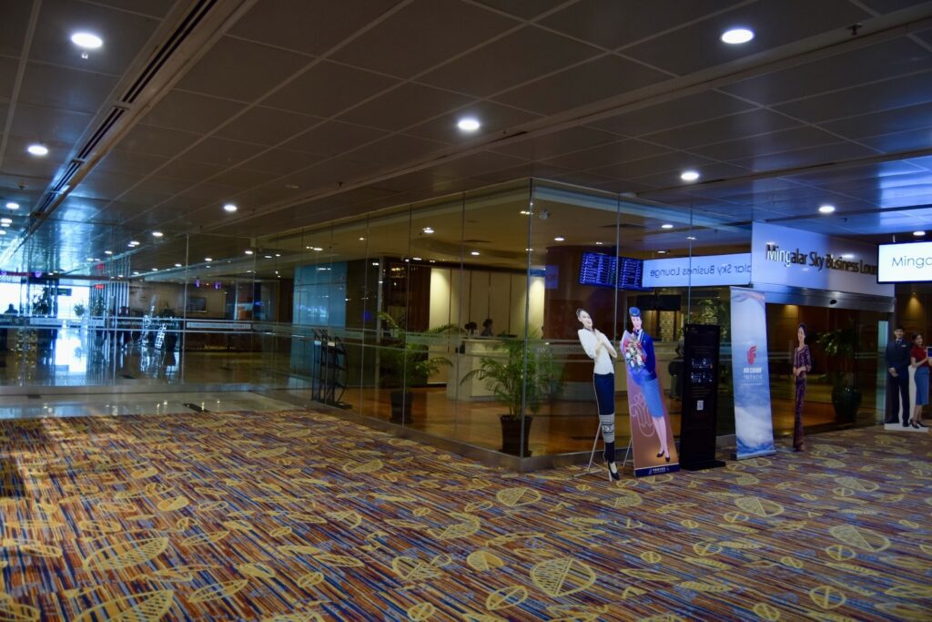 Decke, Boden, Empfangshalle, Im Haus, Fußboden, Gebäude, Kleidung, Gelände, Person, Halle