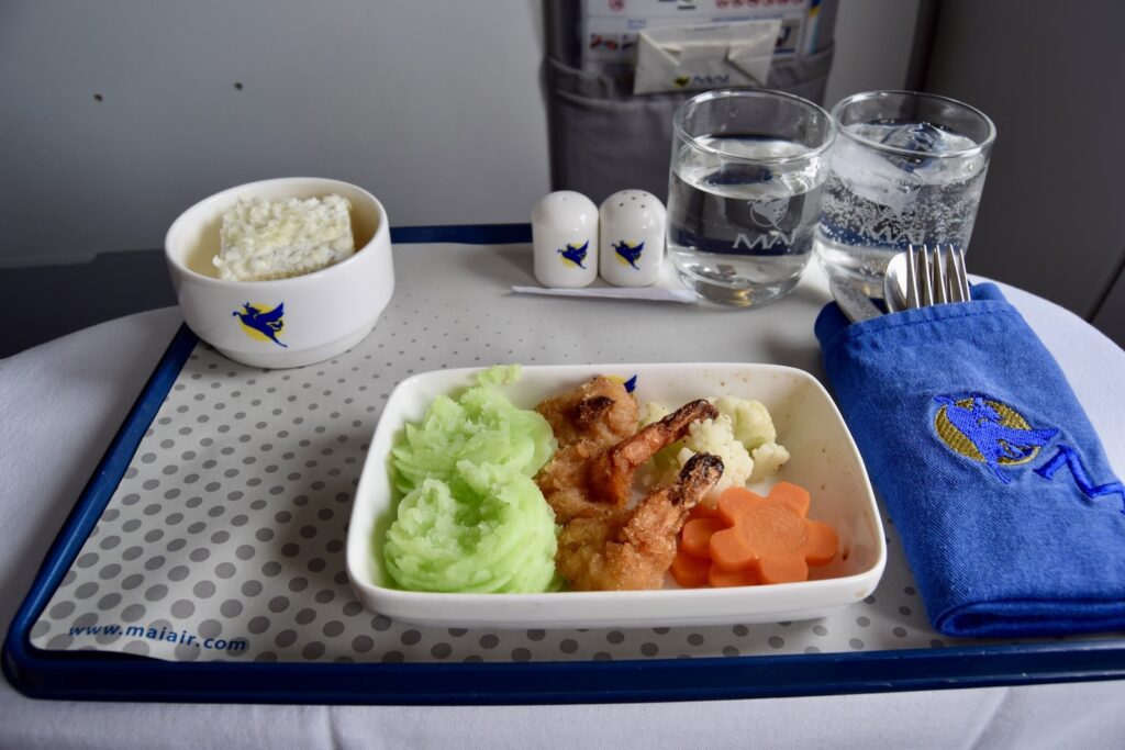 Essen, Mahlzeit, Geschirr, Im Haus, Platte, Teller, Kochkunst, Tisch, Mittagessen, Fastfood, Brunch, Essen zum Mitnehmen, Salat, Gemüse, Schüssel, Tablett, Behälter, Drink, Frühstück