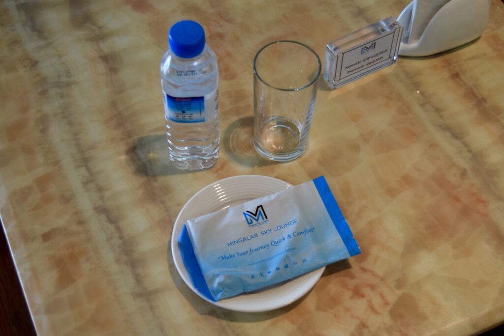 Flasche, Tisch, Geschirr, Wasser trinken, Plastikflasche, Mineralwasser, Wasserflasche, löslich, Im Haus, Flüssigkeit, Wasser, Drink, Destilliertes Wasser, transparentes Material, Trinkgefäß, Küchenutensil, Lösung, Boden, Sitzen, Blau, Essen