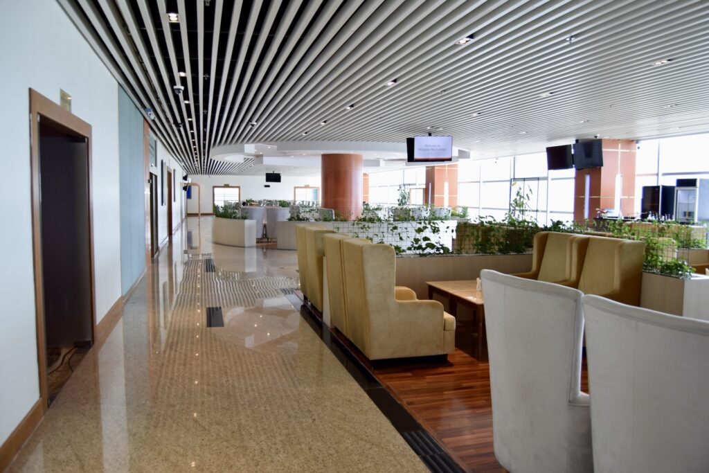 Im Haus, Mobiliar, Wand, Boden, Inneneinrichtung, Decke, Vase, Tisch, Zimmerpflanze, Fußboden, Empfangshalle, Blumentopf, Zimmer, Fenster, Stuhl, Design