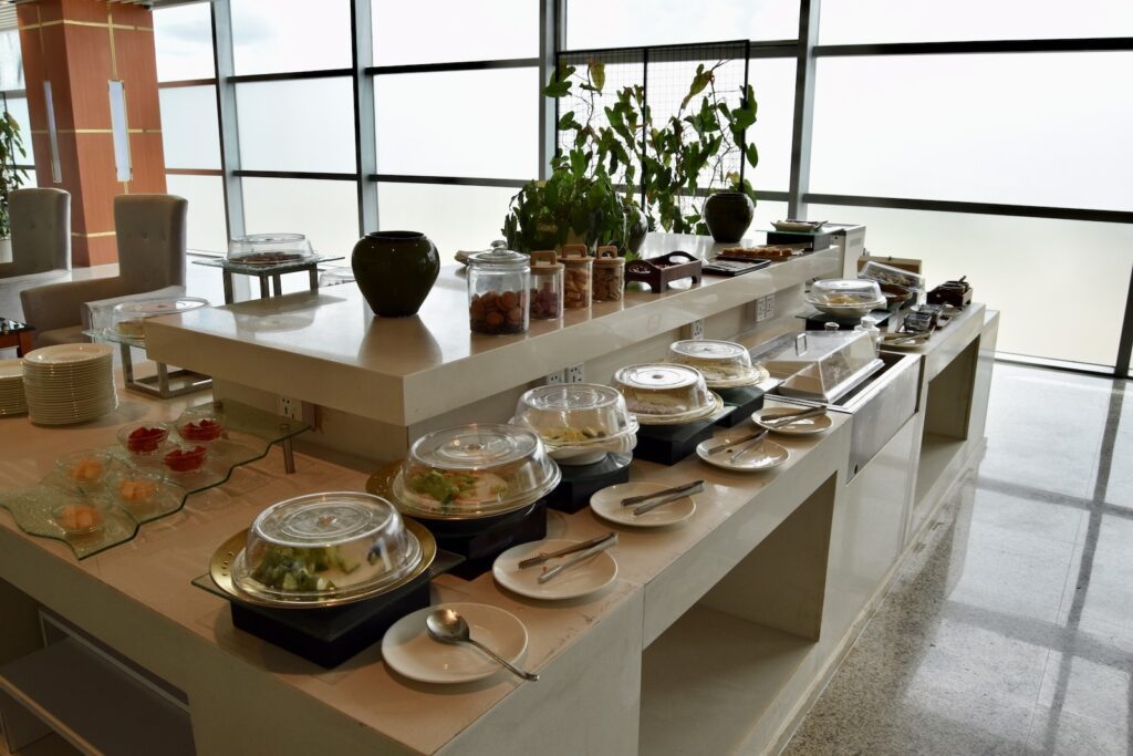 Im Haus, Geschirr, Tisch, Schüssel, Vase, Fenster, Zimmerpflanze, Platte, Glas, Mobiliar, Porzellan, Serviergeschirr, Wand, Essen, Teller