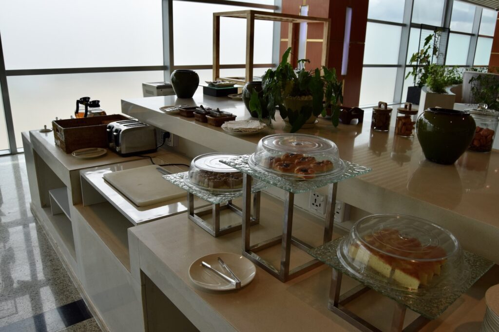 Im Haus, Tisch, Zimmerpflanze, Vase, Mobiliar, Fenster, Kaffeetisch, Blumentopf, Glas, Wand, Boden, Essen