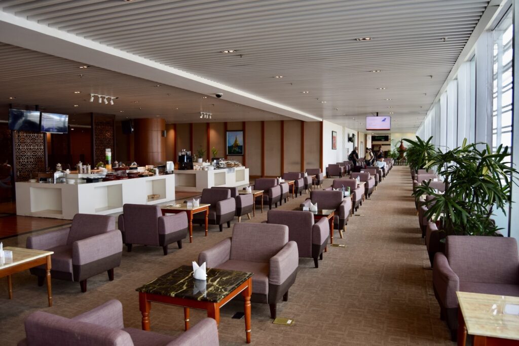 Decke, Mobiliar, Im Haus, Boden, Inneneinrichtung, Vase, Restaurant, Veranstaltungshalle, Tisch, Empfangshalle, Zimmer, Halle, Kaffeetisch, Wand, Zimmerpflanze, Esstisch, Hotel, Groß, Stuhl, Essen