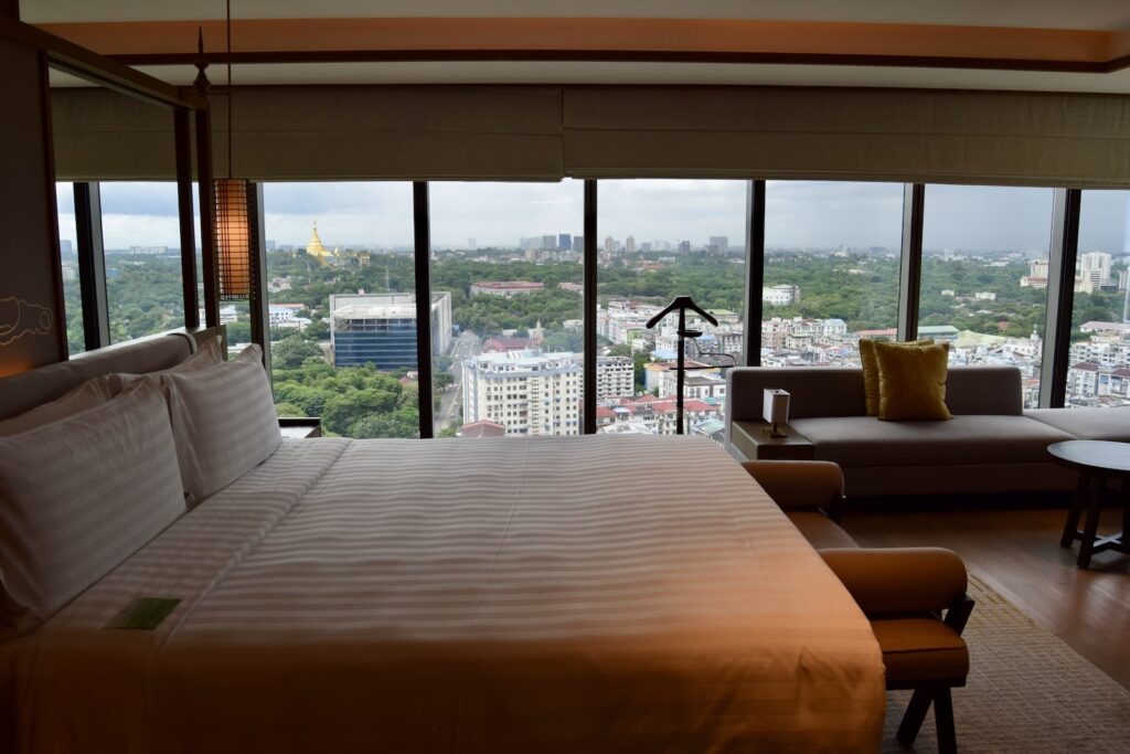 Mobiliar, Im Haus, Fenster, Inneneinrichtung, Hotel, Tisch, Boden, Kissen, Kaffeetisch, Penthouse, Haus, Studiocouch, Armlehne, Fensterausstattung, Couch, Bettsofa, Bett, Wand, Decke, Zimmer, Groß, Urlaub, Stuhl