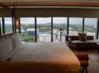 Mobiliar, Im Haus, Fenster, Inneneinrichtung, Hotel, Tisch, Boden, Kissen, Kaffeetisch, Penthouse, Haus, Studiocouch, Armlehne, Fensterausstattung, Couch, Bettsofa, Bett, Wand, Decke, Zimmer, Groß, Urlaub, Stuhl