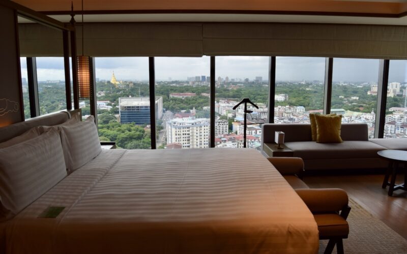 Mobiliar, Im Haus, Fenster, Inneneinrichtung, Hotel, Tisch, Boden, Kissen, Kaffeetisch, Penthouse, Haus, Studiocouch, Armlehne, Fensterausstattung, Couch, Bettsofa, Bett, Wand, Decke, Zimmer, Groß, Urlaub, Stuhl