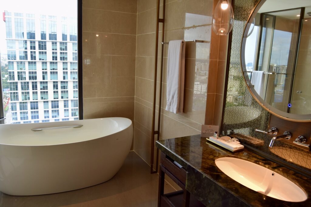 Im Haus, Wand, Installationszubehör, Hahn, Badezimmerzubehör, Fenster, Badewanne, Wasserleitung, Kachel, Badezimmer, Inneneinrichtung, Waschbecken, Badezimmerschrank, Spiegel, Hotel, Boden, Zimmer, Dusche, Wanne