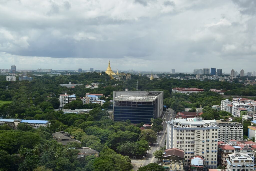 draußen, Wolke, Himmel, Skyline, Stadtgebiet, Hochhaus, Baum, Metropolregion, Stadtlandschaft, Turm, Metropole, Haus, Stadt, Stadtzentrum, Tageszeit, Gebäude, Vorort, Wohnlage, Städtebau, Wohnungseigentum, Landschaft, Reise