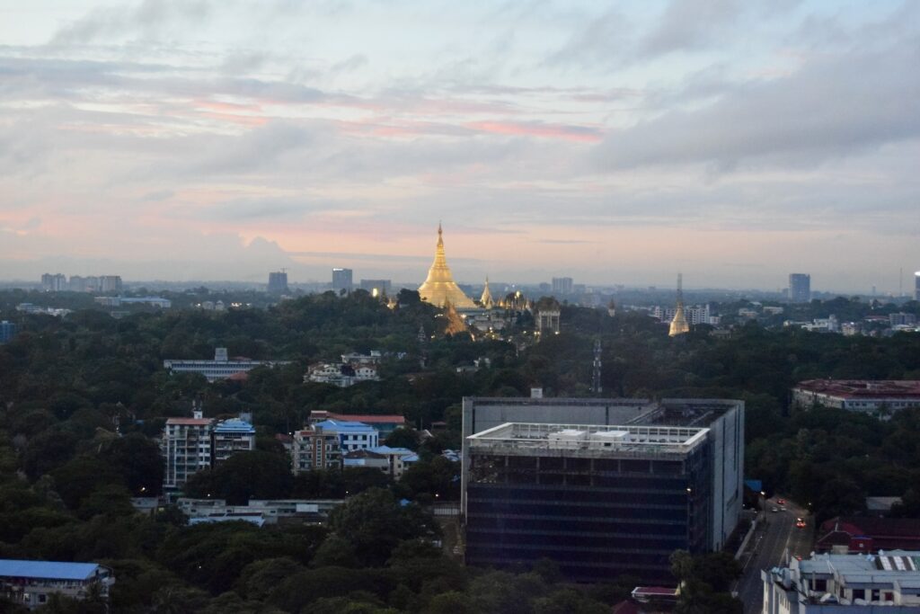 draußen, Himmel, Wolke, Baum, Skyline, Turm, Stadtgebiet, Metropolregion, Stadtlandschaft, Hochhaus, Metropole, Stadt, Haus, Stadtzentrum, Gebäude, Sonnenuntergang, Reise, Landschaft