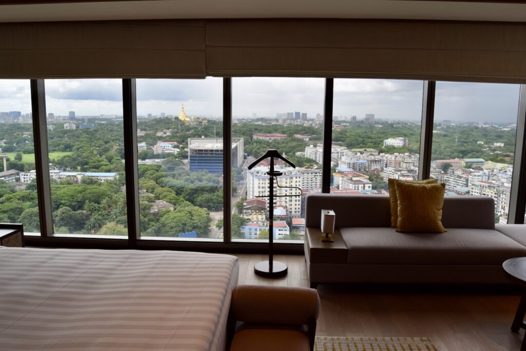 Fenster, Mobiliar, Im Haus, Inneneinrichtung, Kaffeetisch, Studiocouch, Couch, Boden, Bettsofa, Penthouse, Tisch, Haus, Kissen, Armlehne, Aussicht, Tageslichtsysteme, Kleines Sofa, Zimmer, Wand, Hotel, Urlaub, draußen