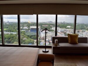 Fenster, Mobiliar, Im Haus, Inneneinrichtung, Kaffeetisch, Studiocouch, Couch, Boden, Bettsofa, Penthouse, Tisch, Haus, Kissen, Armlehne, Aussicht, Tageslichtsysteme, Kleines Sofa, Zimmer, Wand, Hotel, Urlaub, draußen