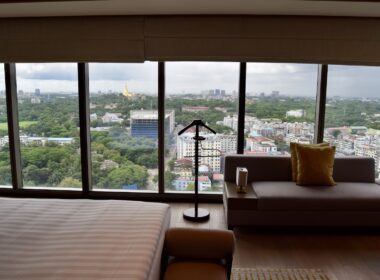 Fenster, Mobiliar, Im Haus, Inneneinrichtung, Kaffeetisch, Studiocouch, Couch, Boden, Bettsofa, Penthouse, Tisch, Haus, Kissen, Armlehne, Aussicht, Tageslichtsysteme, Kleines Sofa, Zimmer, Wand, Hotel, Urlaub, draußen