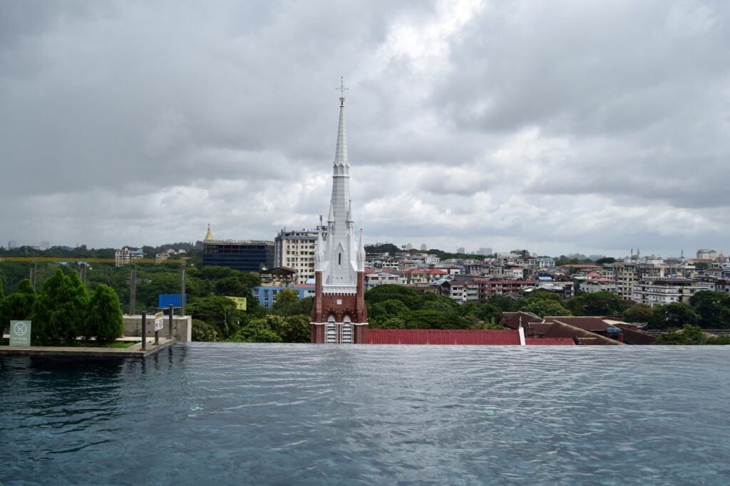 draußen, Himmel, Wolke, Wasser, See, Baum, Boot, Turm, Gebäude, Wasserweg, Reise, Fluss, Groß, Stadt