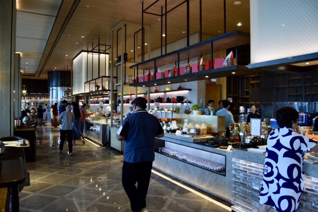 Kleidung, Gebäude, Schuhwerk, Person, Kunde, Mann, Einzelhandelsgeschäft, Einkaufen, Handel, Im Haus, Straße, stehend, Decke, Menschen, Boden, Laden, Geschäft, Nacht