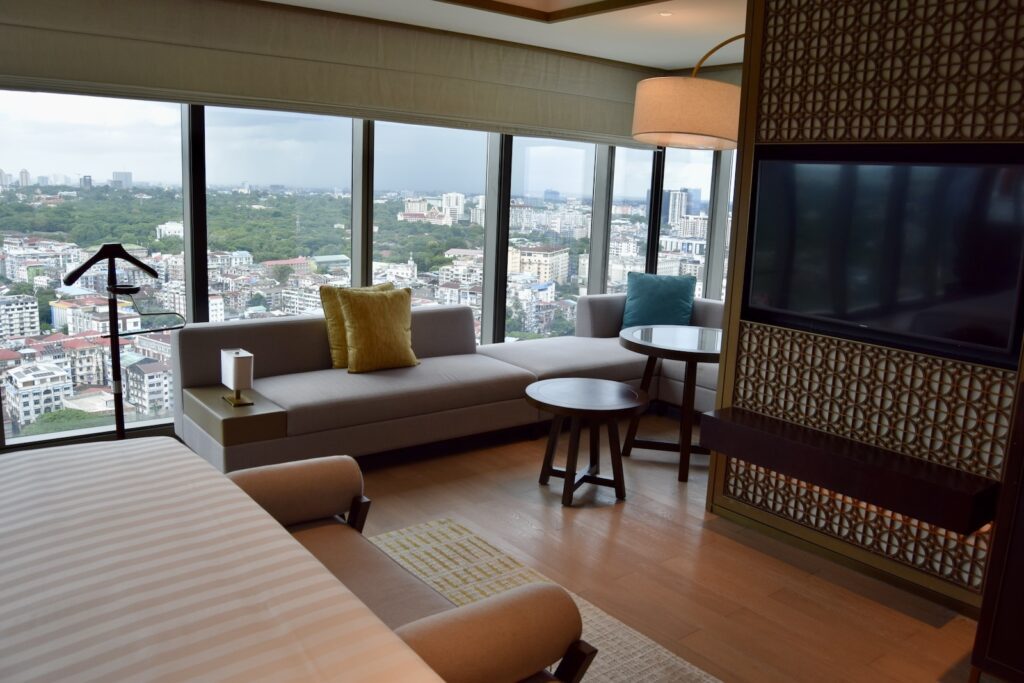 Im Haus, Mobiliar, Inneneinrichtung, Kaffeetisch, Boden, Fenster, Studiocouch, Couch, Penthouse, Bettsofa, Armlehne, Gebäude, Wand, Kissen, Hotel, Kleines Sofa, Haus, Tisch, Zimmer, Groß, Stuhl