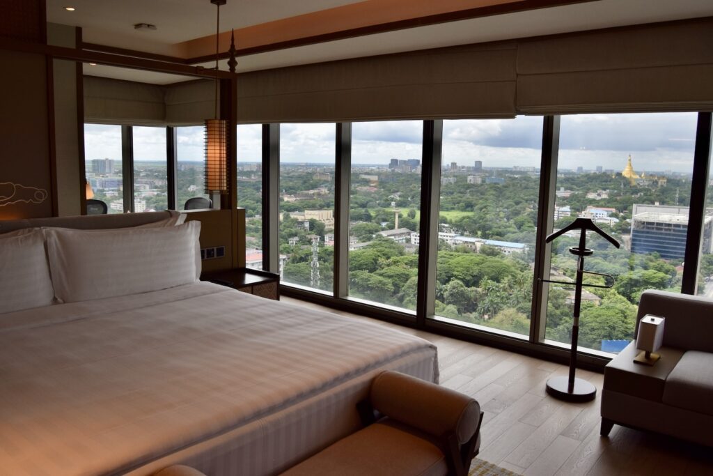 Im Haus, Inneneinrichtung, Fenster, Mobiliar, Couch, Boden, Studiocouch, Bettsofa, Wand, Penthouse, Kissen, Hotel, Kaffeetisch, Kleines Sofa, Armlehne, Tageslichtsysteme, Haus, Wohnzimmer, Decke, Sofa, Zimmer, Groß, Urlaub