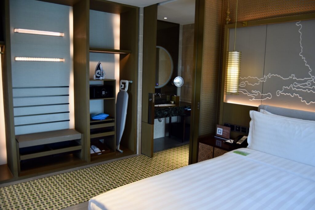 Im Haus, Wand, Inneneinrichtung, Bett, Mobiliar, Zimmer, Möbel, Fensterabdeckung, Kommode, Schublade, Fensterausstattung, Leinenstoffe, Bettdecke, Schrank, Matratze, Schlafzimmer, Fenster, Boden, Hotel, Haus, Decke, Unterkunft