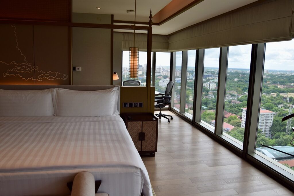 Im Haus, Hotel, Mobiliar, Bett, Fenster, Inneneinrichtung, Wand, Boden, Kissen, Zimmer, Leinenstoffe, Penthouse, Matratze, Bettwäsche, Fensterausstattung, Haus, Schlafzimmer, Decke, Urlaub, Groß, Unterkunft