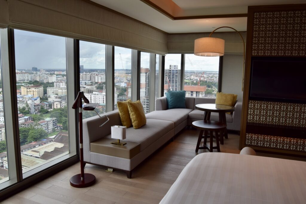 Im Haus, Boden, Inneneinrichtung, Fenster, Couch, Studiocouch, Bettsofa, Kaffeetisch, Wand, Penthouse, Kleines Sofa, Gebäude, Haus, Kissen, Armlehne, Tisch, Wohnzimmer, Bude, Fensterabdeckung, Fensterausstattung, Fußboden, Hotel, Decke, Groß, Mobiliar, Zimmer, Wohnung