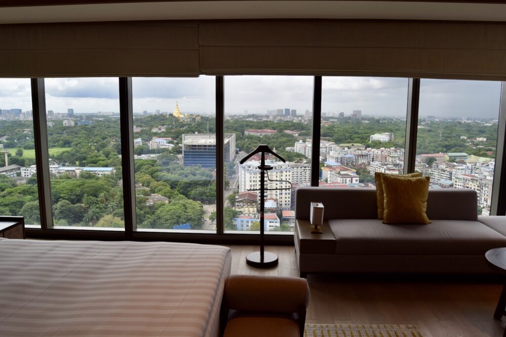 Fenster, Mobiliar, Im Haus, Kaffeetisch, Tisch, Inneneinrichtung, Studiocouch, Aussicht, Haus, Boden, Couch, Penthouse, Bettsofa, Zimmer, Wand, Hotel, draußen, Urlaub, Stadt