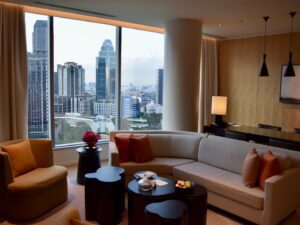 Im Haus, Couch, Inneneinrichtung, Wand, Studiocouch, Bettsofa, Kaffeetisch, Tisch, Gebäude, Fenster, Kleines Sofa, Zimmer, Penthouse, Vase, Kissen, Fensterausstattung, Boden, Wohnzimmer, Bude, Fensterabdeckung, Hotel, Sofa, Wohnung, Mobiliar