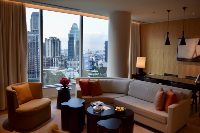 Im Haus, Couch, Inneneinrichtung, Wand, Studiocouch, Bettsofa, Kaffeetisch, Tisch, Gebäude, Fenster, Kleines Sofa, Zimmer, Penthouse, Vase, Kissen, Fensterausstattung, Boden, Wohnzimmer, Bude, Fensterabdeckung, Hotel, Sofa, Wohnung, Mobiliar