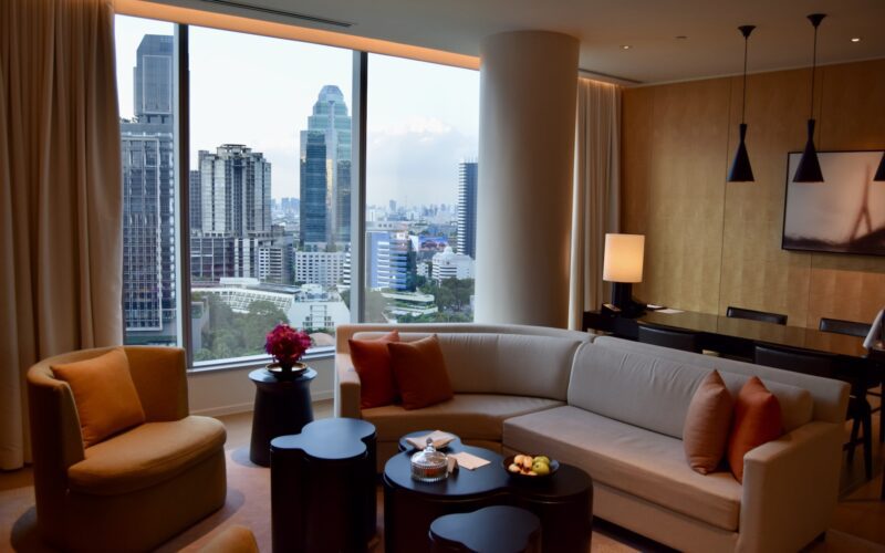 Im Haus, Couch, Inneneinrichtung, Wand, Studiocouch, Bettsofa, Kaffeetisch, Tisch, Gebäude, Fenster, Kleines Sofa, Zimmer, Penthouse, Vase, Kissen, Fensterausstattung, Boden, Wohnzimmer, Bude, Fensterabdeckung, Hotel, Sofa, Wohnung, Mobiliar