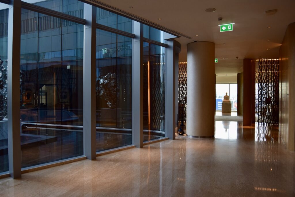 Boden, Im Haus, Gebäude, Fußboden, Haltevorrichtung, Empfangshalle, Inneneinrichtung, Aluminium, Fenster, Glas, Tür, Decke