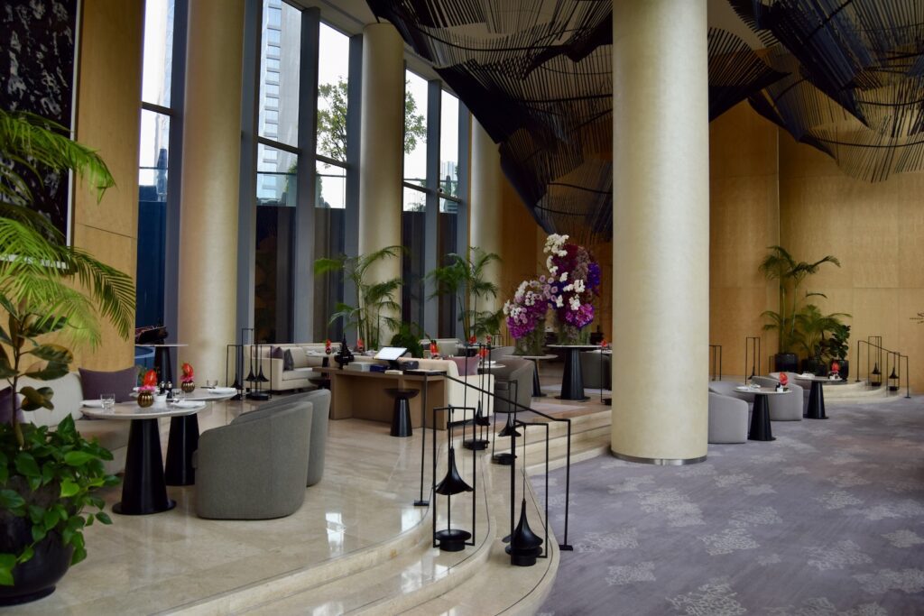 Zimmerpflanze, Im Haus, Tisch, Mobiliar, Blumentopf, Inneneinrichtung, Vase, Kaffeetisch, Gebäude, Decke, Empfangshalle, Wand, Fenster, Zimmer, Boden, Pflanze