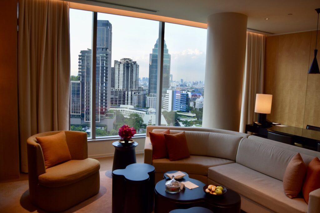 Im Haus, Couch, Inneneinrichtung, Mobiliar, Wand, Bettsofa, Gebäude, Studiocouch, Fenster, Kaffeetisch, Tisch, Kleines Sofa, Fensterausstattung, Penthouse, Kissen, Fensterabdeckung, Zimmer, Wohnzimmer, Bude, Armlehne, Vase, Boden, Wolkenkratzer, Hotel, Sofa, Wohnung, Stadt