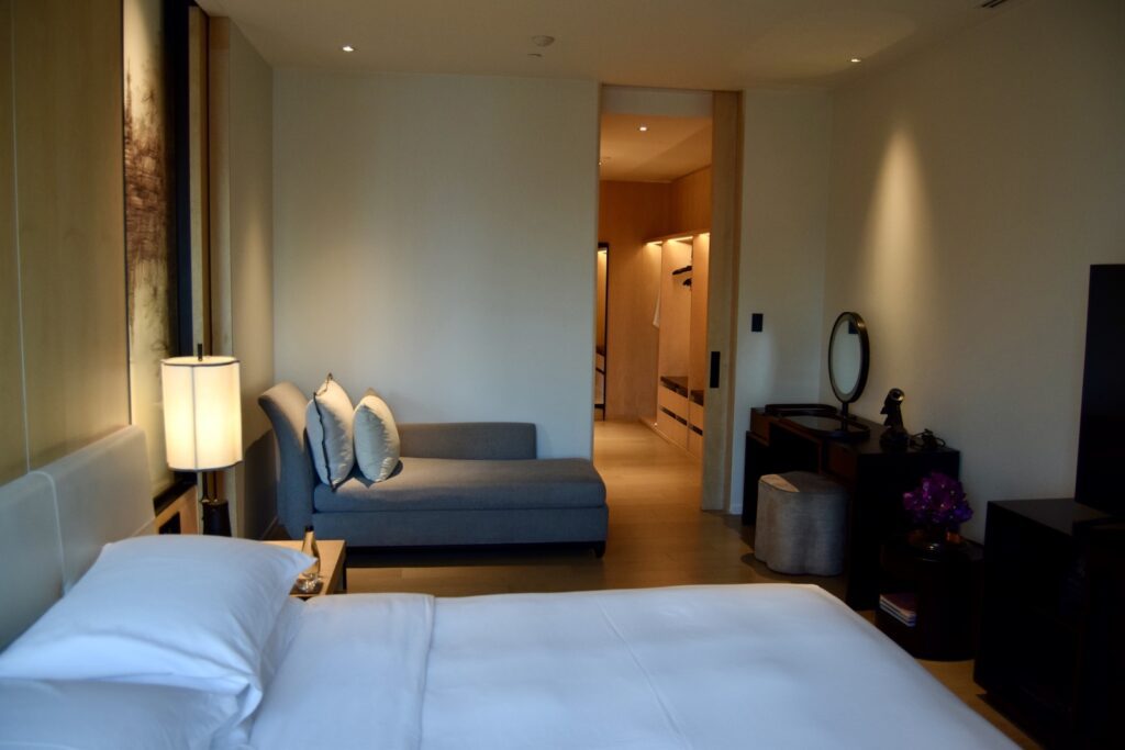 Im Haus, Wand, Inneneinrichtung, Kissen, Mobiliar, Bettdecke, Bettwäsche, Matratze, Bettrahmen, Bettbezug, Leinenstoffe, Bett, Zimmer, Suite, Nachttisch, Boutique-Hotel, Lampenschirm, Fensterausstattung, Fußboden, Schlafzimmer, Boden, Hotel, Decke, Urlaub, Hotelzimmer