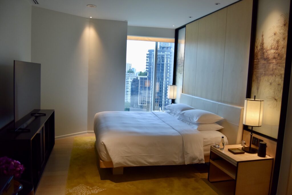 Im Haus, Wand, Inneneinrichtung, Mobiliar, Zimmer, Kissen, Bettwäsche, Bettdecke, Boden, Matratze, Bettrahmen, Schlafzimmer, Bettbezug, Nachttisch, Leinenstoffe, Suite, Bett, Boutique-Hotel, Fußboden, Lampenschirm, Kommode, Fensterausstattung, Spiegel, Schublade, Fenster, Hotel, Decke