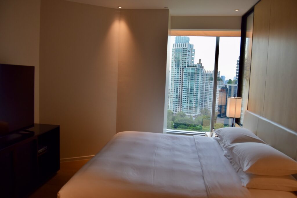 Im Haus, Wand, Bett, Hotel, Inneneinrichtung, Gebäude, Mobiliar, Kissen, Zimmer, Fenster, Matratze, Bettwäsche, Bettdecke, Fensterausstattung, Fensterabdeckung, Bettbezug, Haus, Bettrahmen, Leinenstoffe, Penthouse, Boutique-Hotel, Boden, Schlafzimmer, Groß, Wohnung