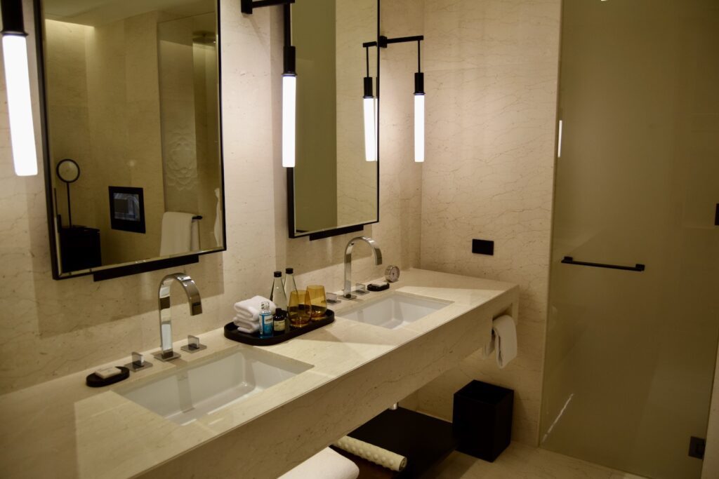 Im Haus, Wand, Installationszubehör, Hahn, Badezimmerzubehör, Spiegel, Kachel, Wasserleitung, Waschbecken, Badezimmer, Zimmer, Inneneinrichtung, Badewanne, Arbeitsfläche, Hotel, Dusche, Badezimmerschrank, Toilette, Boden