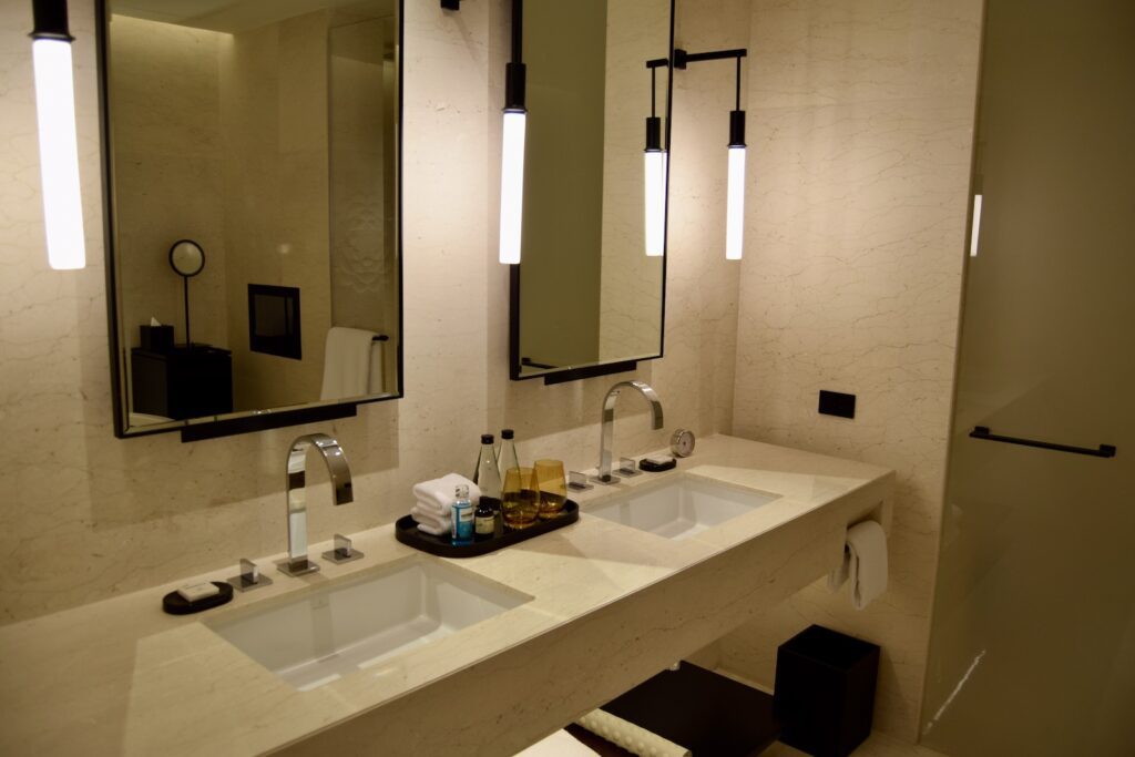 Im Haus, Wand, Installationszubehör, Badezimmerzubehör, Hahn, Spiegel, Kachel, Waschbecken, Wasserleitung, Badezimmer, Arbeitsfläche, Badezimmerschrank, Dusche, Zimmer, Toilette, Hotel